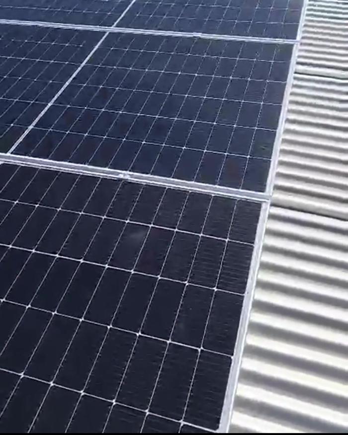 Paneles sobre el galpón de una empresa citrícola