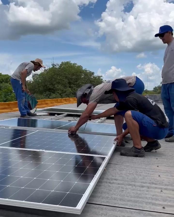 Equipo de Senda Solar montando paneles sobre un techo