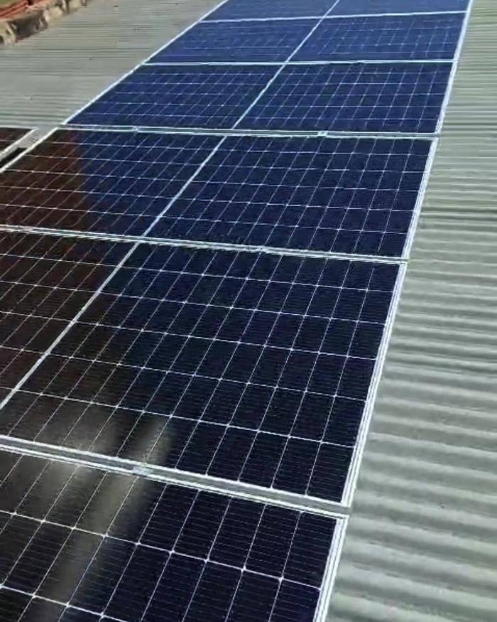 Paneles solares instalados sobre un techo de chapa