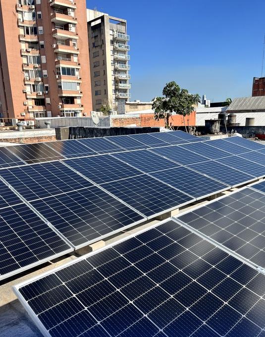 Paneles en una terraza con edificios de fondo